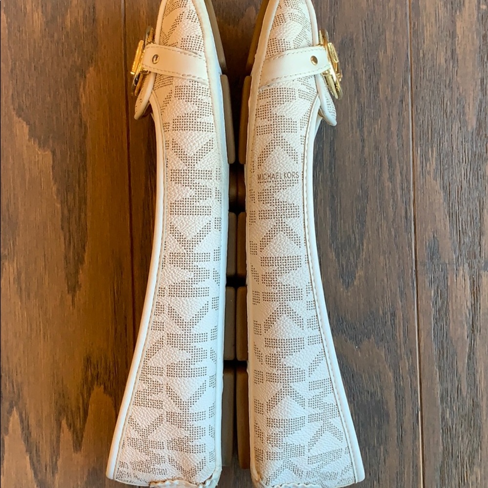⭐️MK Michael Kors Flats⭐️ - Picture 5 of 7